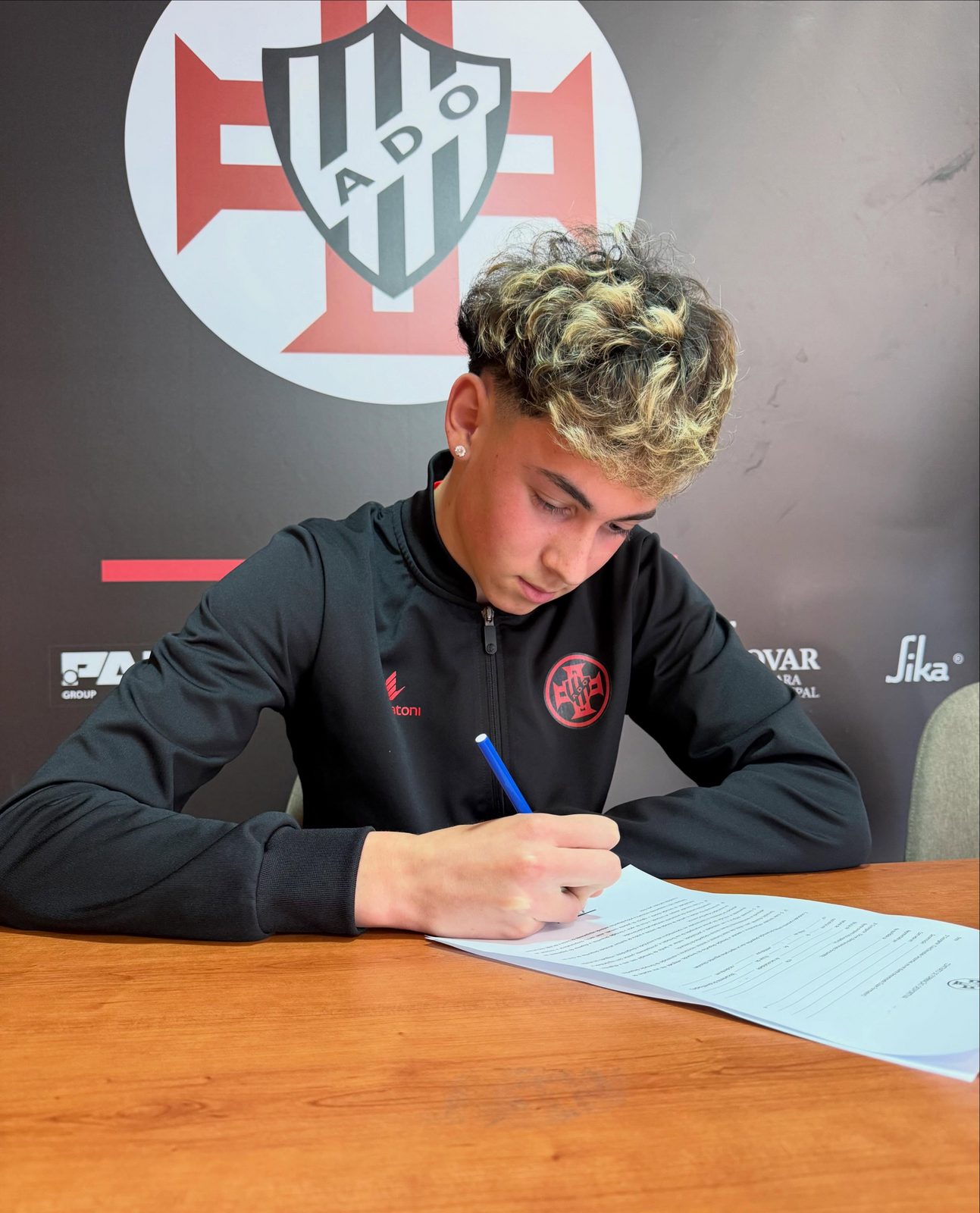 João Resende assina contrato de Formação